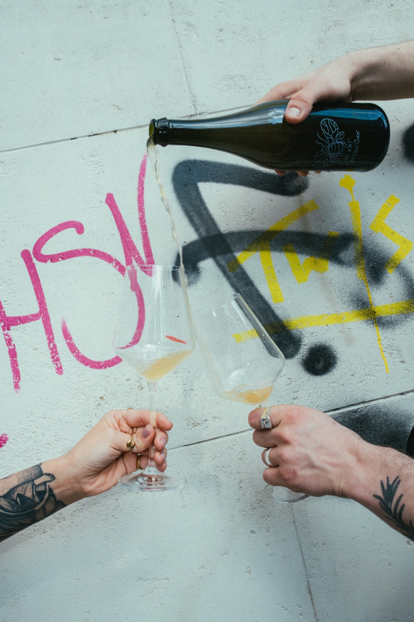Nalewanie wina przy graffiti